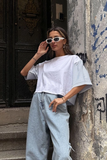 Ένα μοντέλο χονδρικής πώλησης ρούχων φοράει  Μπλουζάκι Λευκό Μπλε D 2587 Ριγέ Ποπλίνα Μανίκι
, τούρκικο T-shirt χονδρικής πώλησης από Topshow