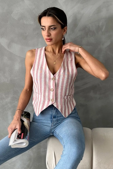 Bir model, Topshow toptan giyim markasının  Pudra Çizgili Klasik Yelek
 toptan Yelek ürününü sergiliyor.