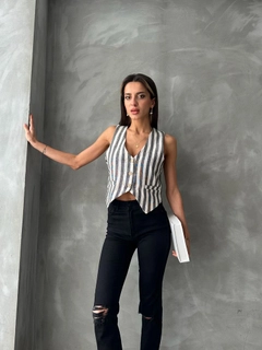 Een kledingmodel uit de groothandel draagt top11105-black-striped-classic-vest, Turkse groothandel Vest van Topshow