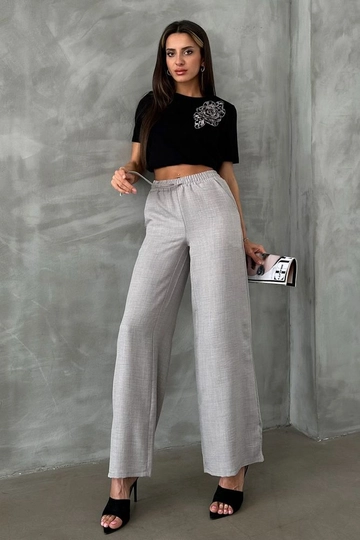Bir model, Topshow toptan giyim markasının  Gri Keten Pantolon
 toptan Pantolon ürününü sergiliyor.