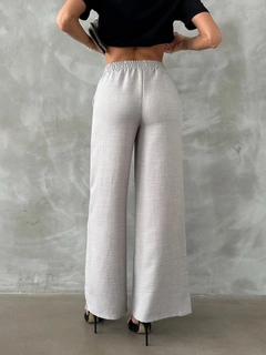 Una modelo de ropa al por mayor lleva top11068-gray-linen-trousers, Pantalón turco al por mayor de Topshow