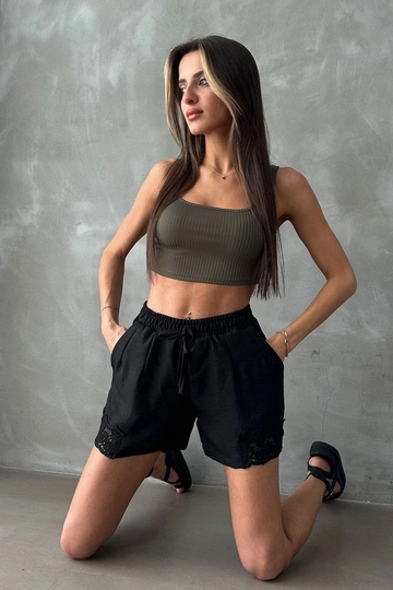 Bir model, Topshow toptan giyim markasının  Siyah Keten Şort
 toptan Şort ürününü sergiliyor.