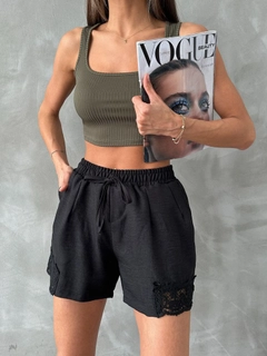 A wholesale clothing model wears top11126-black-linen-shorts, Turkish wholesale Shorts of Topshow