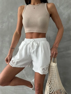 A wholesale clothing model wears top11127-cream-linen-shorts, Turkish wholesale Shorts of Topshow