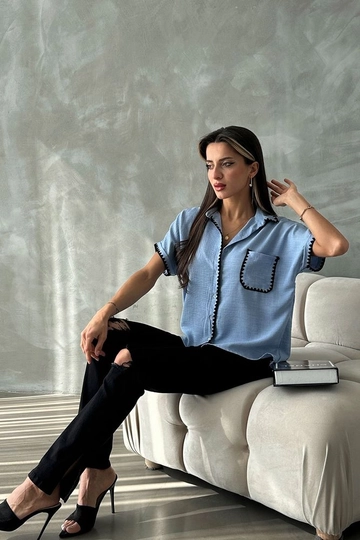 Bir model, Topshow toptan giyim markasının  Mavi  Çoban  Dikişli Keten Gömlek
 toptan Gömlek ürününü sergiliyor.
