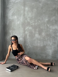 Bir model, Topshow toptan giyim markasının top11119-leopard-patterned-long-pencil-skirt toptan Etek ürününü sergiliyor.