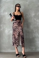 Bir model,  toptan giyim markasının top11119-leopard-patterned-long-pencil-skirt toptan  ürününü sergiliyor.