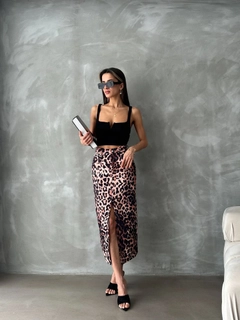 Bir model, Topshow toptan giyim markasının top11119-leopard-patterned-long-pencil-skirt toptan Etek ürününü sergiliyor.