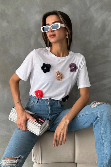 A wholesale clothing model wears  White D 2637 Floral Detailed T-Shirt
, Turkish wholesale  of Topshow