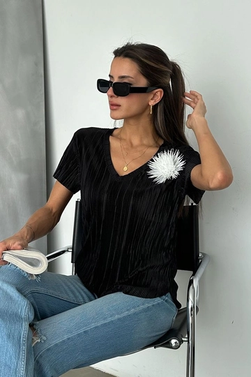 Bir model, Topshow toptan giyim markasının  Siyah D 2662 Çiçek Detaylı Tişort
 toptan Tişört ürününü sergiliyor.