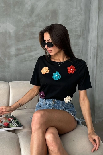 A wholesale clothing model wears  Black D 2637 Floral Detailed T-Shirt
, Turkish wholesale Tshirt of Topshow