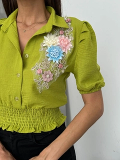 A wholesale clothing model wears top11162-fıstık-d-2651-linen-shirt-with-flowers-on-the-chest, Turkish wholesale Shirt of Topshow
