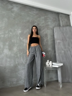 Una modella di abbigliamento all'ingrosso indossa top11140-black-d-2634-striped-linen-trousers, vendita all'ingrosso turca di Pantaloni di Topshow