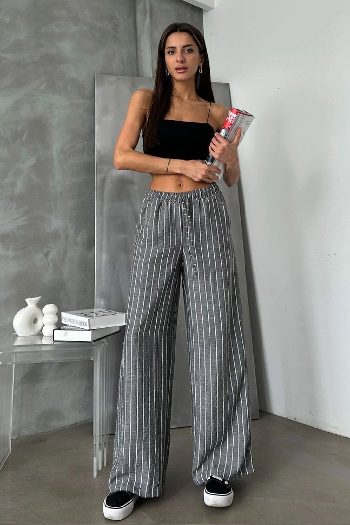 Ein Bekleidungsmodell aus dem Großhandel trägt top11140-black-d-2634-striped-linen-trousers, türkischer Großhandel Hose von Topshow