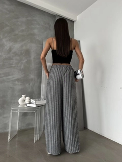 Ein Bekleidungsmodell aus dem Großhandel trägt top11140-black-d-2634-striped-linen-trousers, türkischer Großhandel Hose von Topshow
