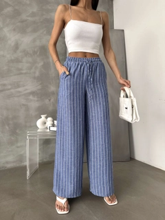 Ein Bekleidungsmodell aus dem Großhandel trägt top11144-saks-d-2634-striped-linen-trousers, türkischer Großhandel Hose von Topshow