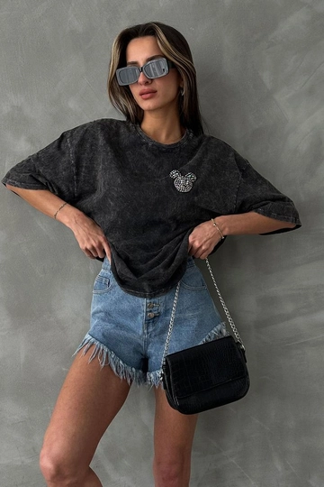 Bir model, Topshow toptan giyim markasının  Antrasit Yıkamalı Göğsü Taşlı Bluz
 toptan Bluz ürününü sergiliyor.