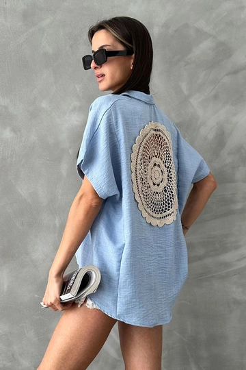 Bir model, Topshow toptan giyim markasının  Mavi Arkası Dantel Detaylı Gömlek
 toptan Gömlek ürününü sergiliyor.