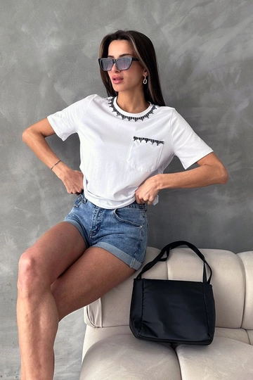 Una modella di abbigliamento all'ingrosso indossa  T-shirt Con Dettagli In Pietra Bianca
, vendita all'ingrosso turca di Camicetta di Topshow