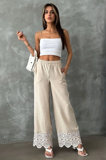 Una modella di abbigliamento all'ingrosso indossa  Pantaloni Con Dettagli In Pizzo Pietra
, vendita all'ingrosso turca di Pantaloni di Topshow