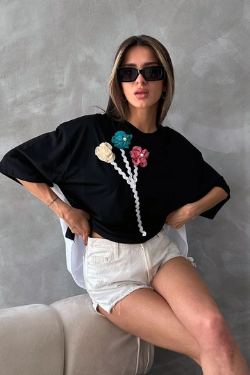 Una modelo de ropa al por mayor lleva  Camiseta Con Detalle De Flores En Negro Crema D 2639
, Blusa turco al por mayor de Topshow