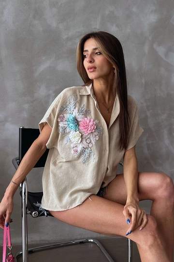 Ein Bekleidungsmodell aus dem Großhandel trägt  Taş D 2648 Hemd Mit Blumendetail
, türkischer Großhandel Hemd von Topshow