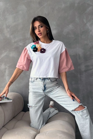 Bir model, Topshow toptan giyim markasının  Beyaz Pudra D 2649 Çiçek Detaylı Tişort
 toptan Tişört ürününü sergiliyor.