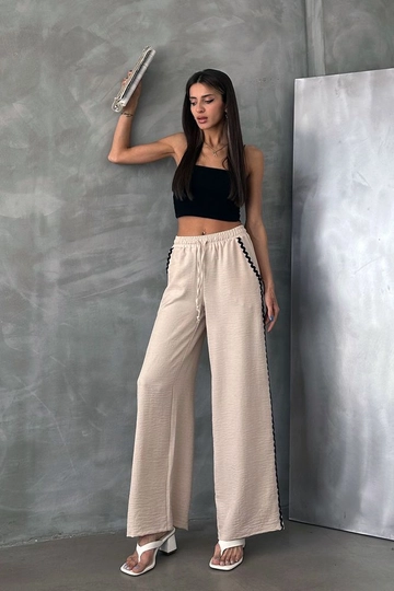 Bir model, Topshow toptan giyim markasının  Taş D 2625 Sutaşı Detaylı Pantolon
 toptan Pantolon ürününü sergiliyor.