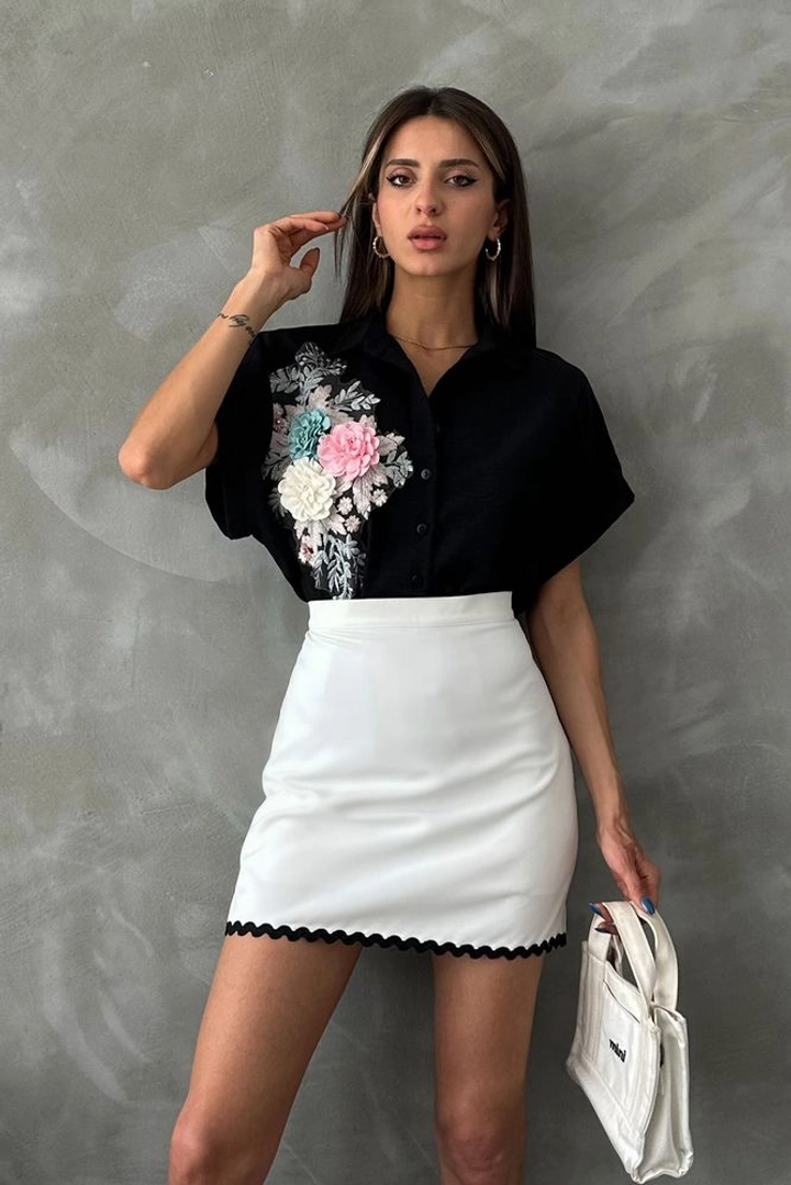 Bir model, Topshow toptan giyim markasının top11212-cream-d-2626-woven-skirt-with-shepherd's-stitch toptan Etek ürününü sergiliyor.