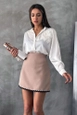 Bir model,  toptan giyim markasının top11220-stone-d-2626-shepherd's-stitched-woven-skirt toptan  ürününü sergiliyor.