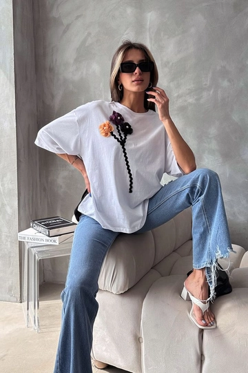 Bir model, Topshow toptan giyim markasının  Krem Siyah D 2639 Çiçek Detaylı Tişort
 toptan Tişört ürününü sergiliyor.