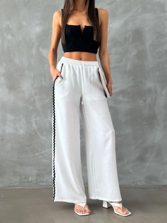 A wholesale clothing model wears top11223-waterstone-detailed-trousers-cream, Turkish wholesale Pants of Topshow