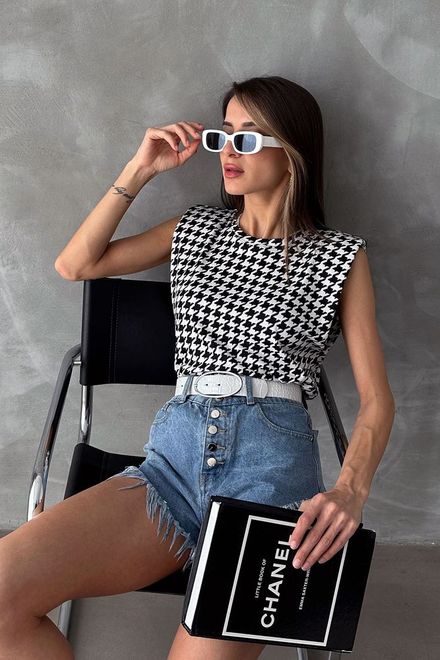 A wholesale clothing model wears  Houndstooth Printed Blouse - Black & White
, Turkish wholesale  of Topshow