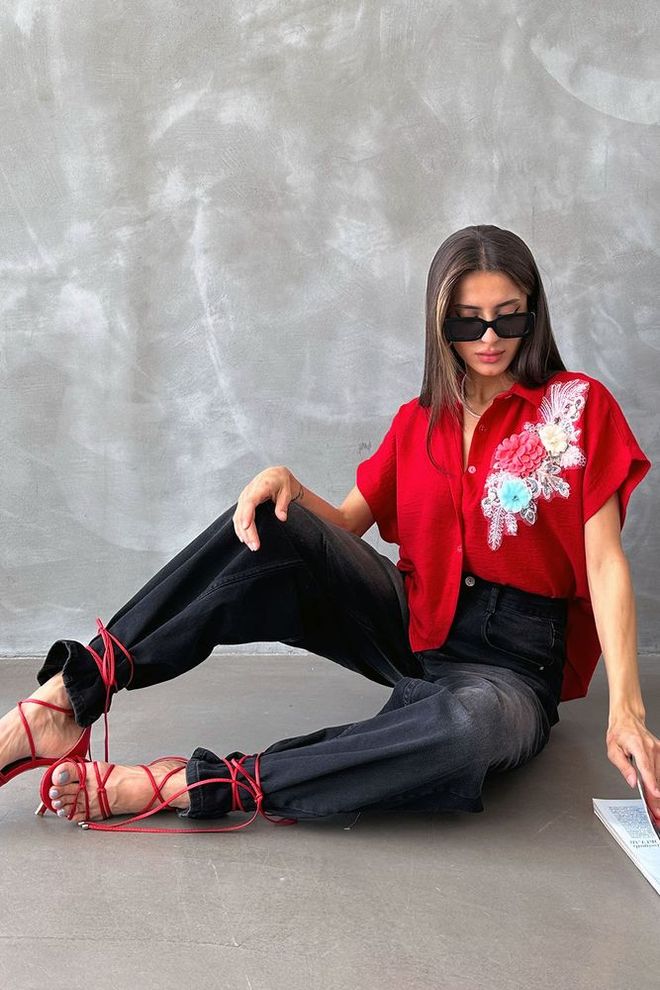 Topshow Camicia Dettagliata Con Fiori Rossi Abbigliamento all'ingrosso Casuale