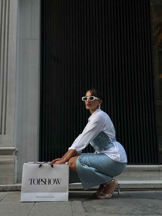 Topshow قميص دينم مزين بحزام ومزين بالترتر أزرق ملابس بالجملة قطن