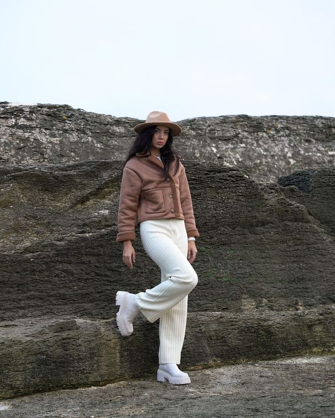 Topshow Futro z norek i norek F 1553 z nubukowym kołnierzem Hurtowa sprzedaż odzieży Zamsz