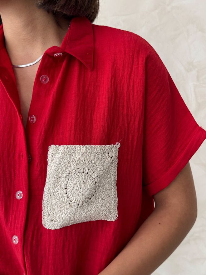 Topshow Veleprodajna Majica Z Žepno Laneno Žepno Aplikacijo Iz Rdeče Platnene Oblačila na debelo Poletje