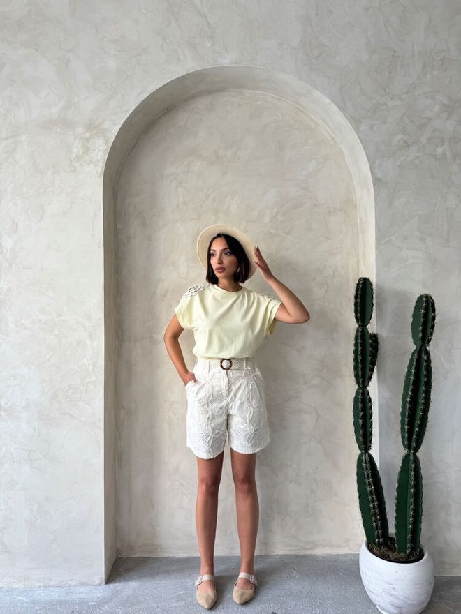 Topshow تي شيرت دانتيل على الكتف أصفر ملابس بالجملة قطن