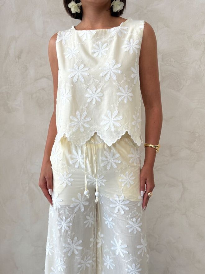 Topshow White Floral Sleeveless Cap Sleeve Blouse Wholesale Clothing Spring