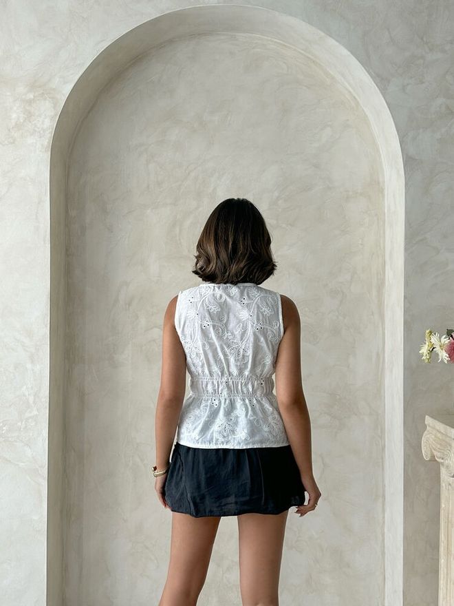 Topshow Biela Neformálna Košeľa Bez Rukávov S Kapucňovými Rukávmi Veľkoobchod s oblečením Boho