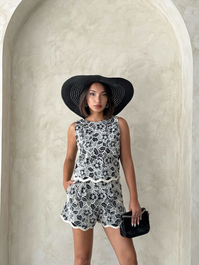 Topshow Pantaloncini Bermuda Neri A Fiori Abbigliamento all'ingrosso 1