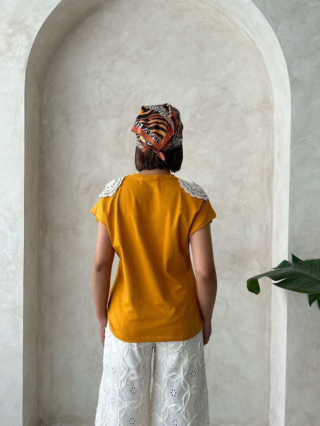 Topshow T shirt In Pizzo A Spalla Senape Abbigliamento all'ingrosso Elegante