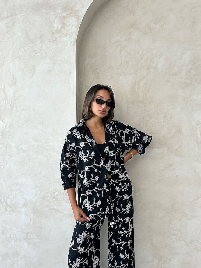 Topshow Черна Елегантна Риза С Цветен Принт Дрехи на едро 1