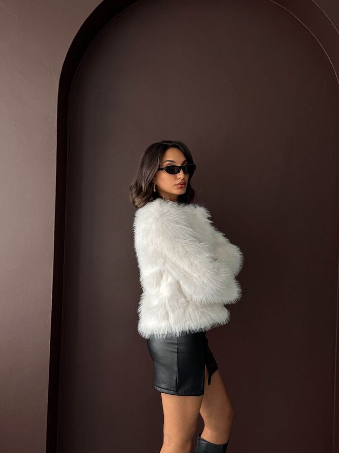 Topshow Elegant White Fur Jacket Wholesale Clothing 1