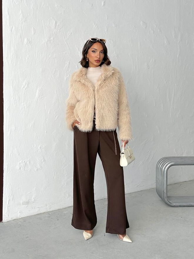 Topshow Smėlio Kailio Trumpas Švarkas Su Iškirpta Apykakle Aptempta & Helovynas Didmeninė prekyba drabužiais 1