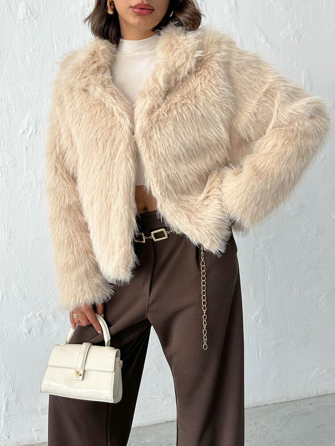 Topshow Smėlio Kailio Trumpas Švarkas Su Iškirpta Apykakle Aptempta & Helovynas Didmeninė prekyba drabužiais Viršutiniai drabužiai su sagomis