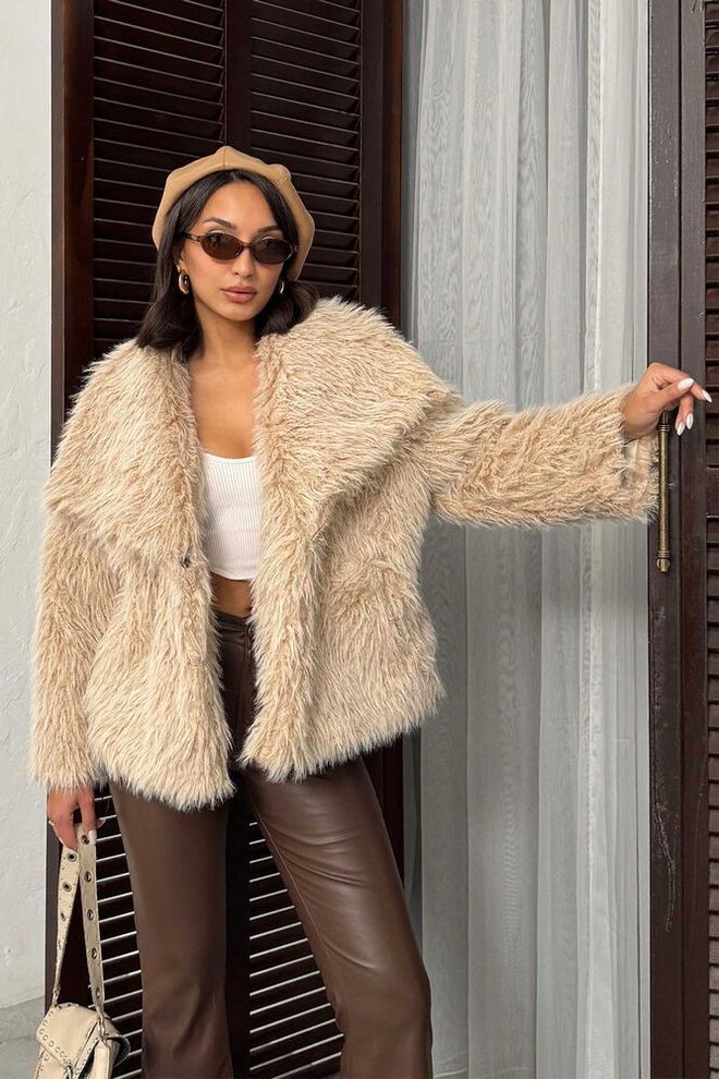 Topshow Béžová Kožušinová Bunda S Vrúbkovaným Golierom Veľkoobchod s oblečením Neformálny