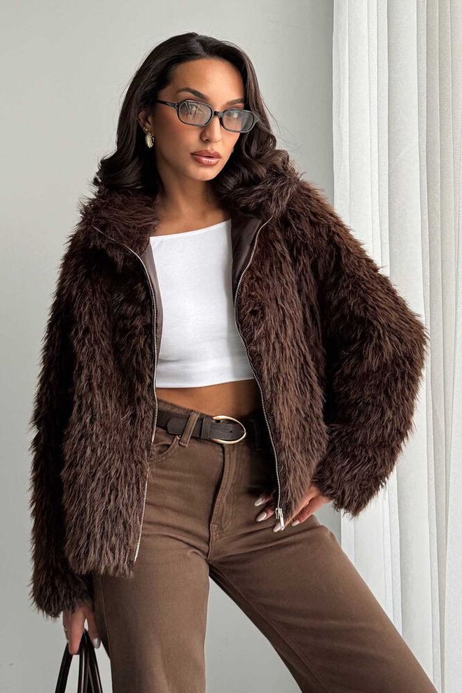 Topshow السترة البنية من الفراء بياقة عالية وسحّاب ملابس بالجملة غير رسمي