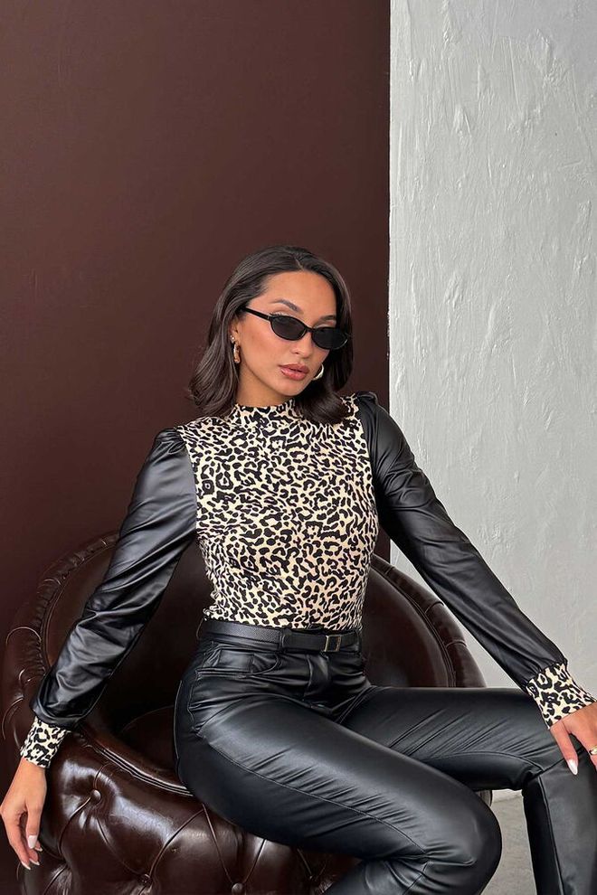 Topshow Μαύρη Μπλούζα Με Λεοπάρ Σχέδιο Εφαρμοστή Με Ψηλή Λαιμόκοψη Χονδρικό εμπόριο ενδυμάτων Punk