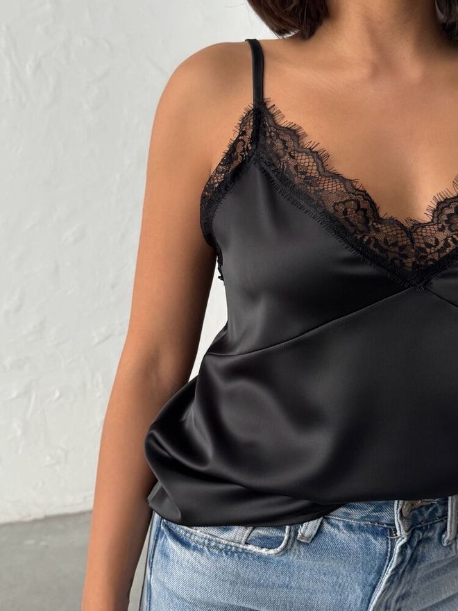 Topshow Siyah Kolsuz V Yaka Işıltılı Bluz Toptan Giyim Bahar